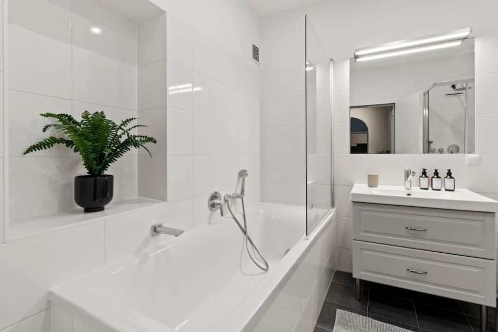 Very Spacious 4br Close To Matzleinsdorferplatz Apartment *