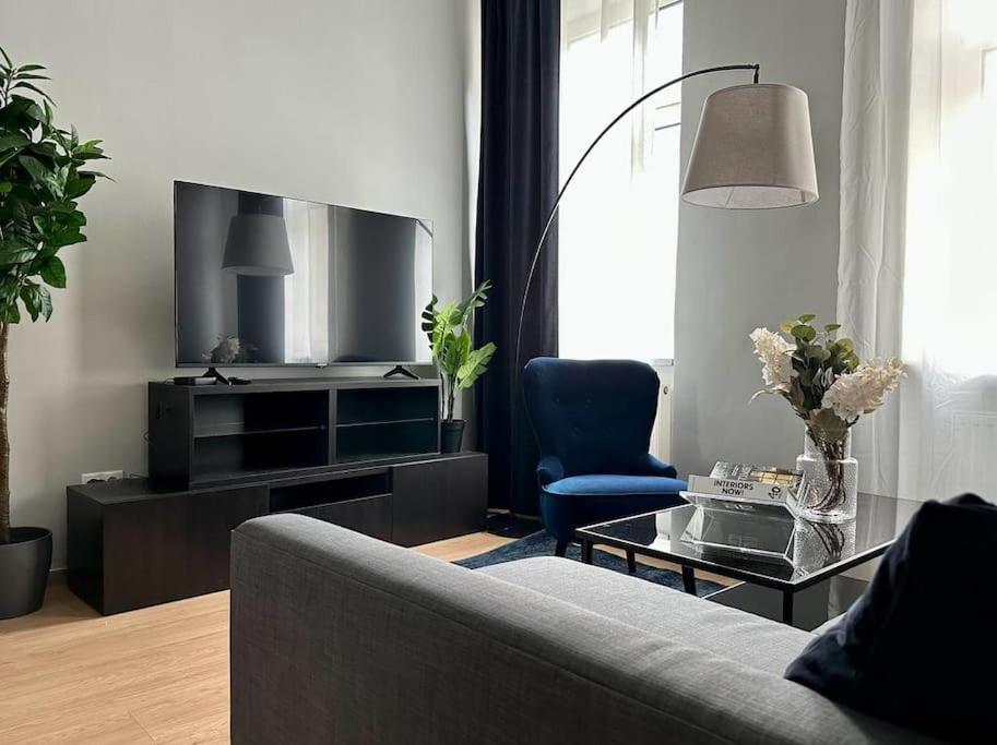 Very Spacious 4br Close To Matzleinsdorferplatz Apartment *